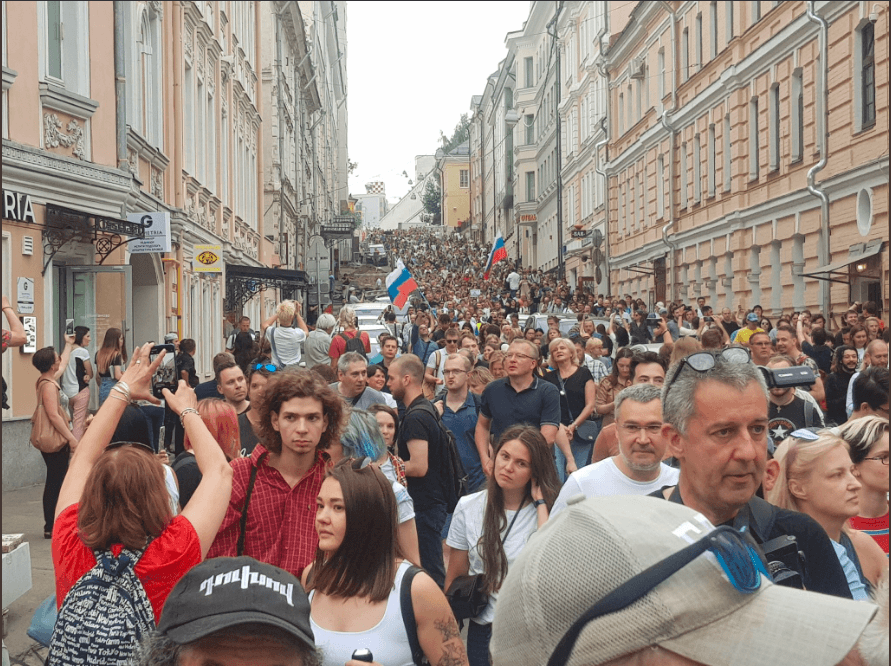 You are currently viewing Близо 100 души бяха задържани на протест в Москва