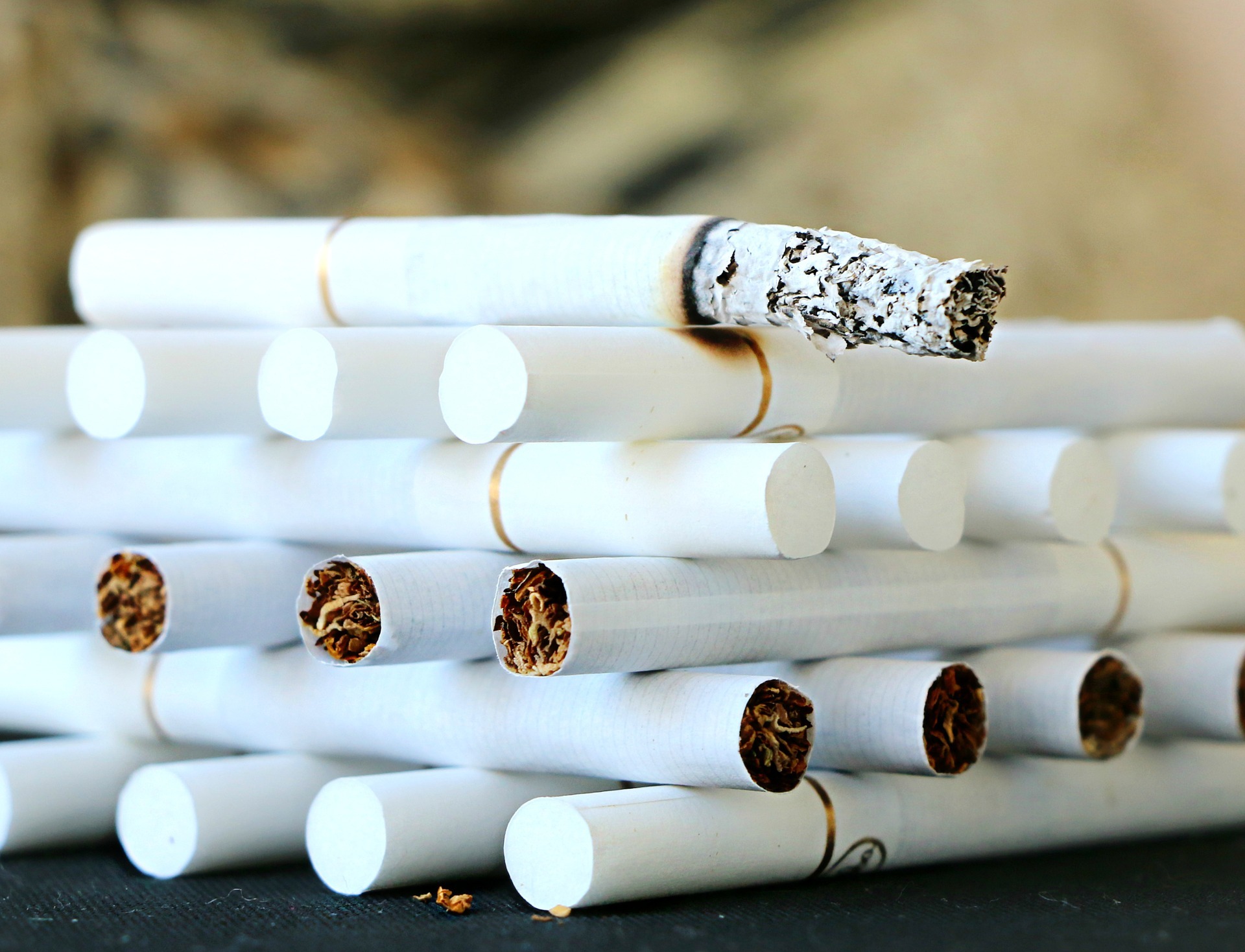 You are currently viewing Заловиха пратка от над 13 млн. нелегални цигари, скрити в кухненски ролки, на пристанището в Бургас