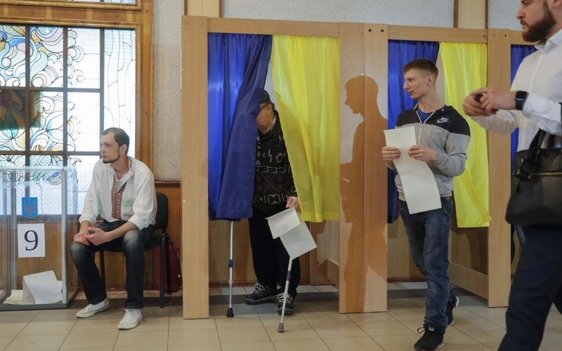 You are currently viewing Украинците гласуват на предсрочни парламентарни избори