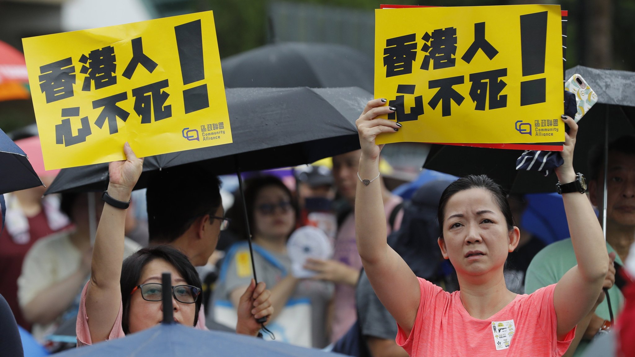 You are currently viewing Протестиращите в Хонконг обградиха правителствените сгради