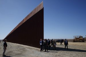 Read more about the article Тръмп с автограф на стената с Мексико
