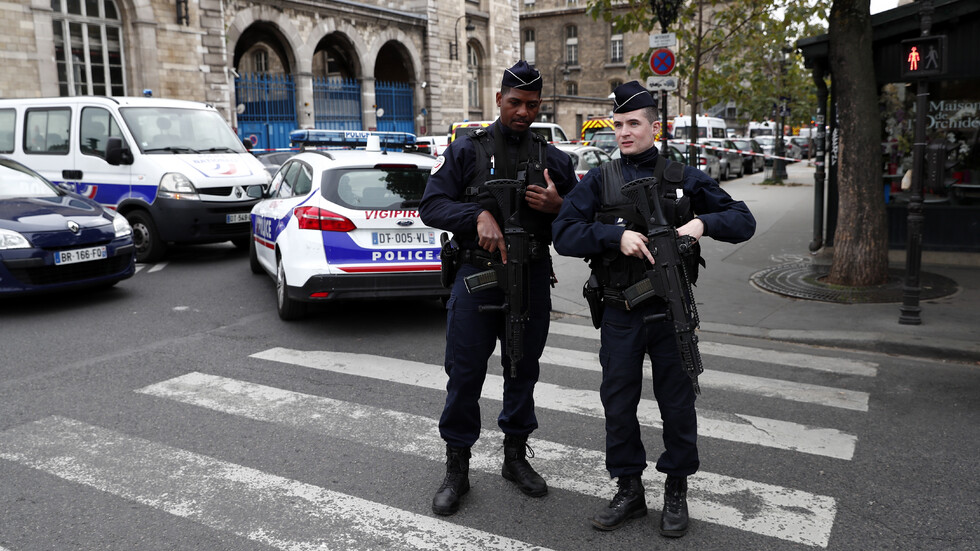 Атентаторът, Париж, полицаи