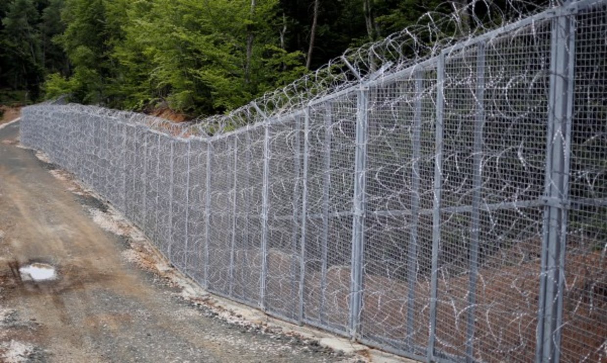 оградата, мигрантите