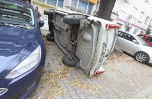 Read more about the article Шофьор си направи място пред блока, като обърна колата на съседа (ВИДЕО)