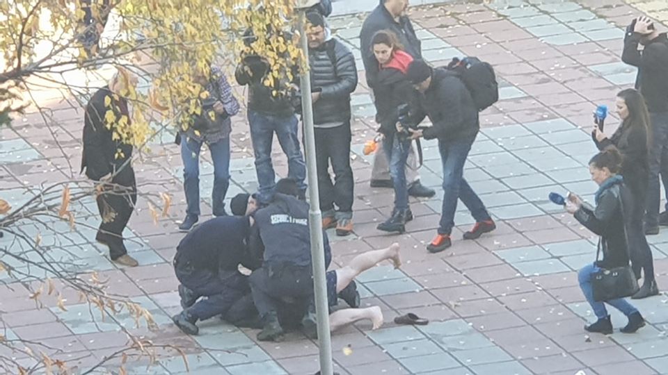 Окръжна болница, нападенията
