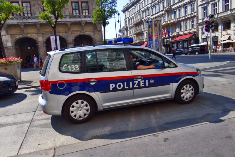 Българин заплаши с меч пътник в автобус във Виена (СНИМКИ)
