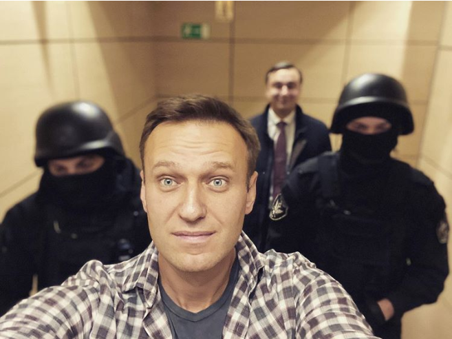 Алексей Навални, опозиционер, полиция, бормашина, трион