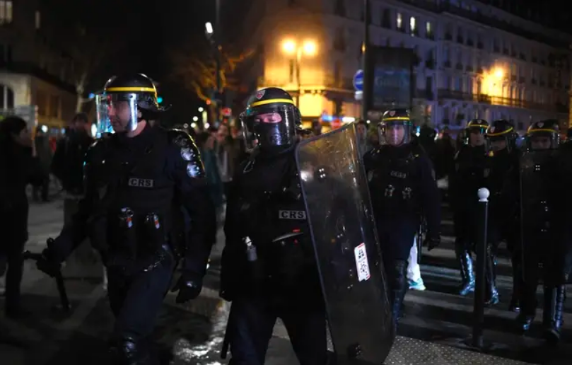театър, протестиращи, Макрон