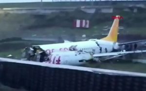 Read more about the article Самолет се разцепи на летище в Турция, ранените са десетки (СНИМКИ+ВИДЕО)