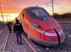 Read more about the article Жестока трагедия в Милано – влак дерайлира, има загинали и ранени (ВИДЕО+СНИМКИ)