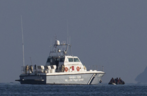 Read more about the article Гръцката брегова охрана опитва да пука гумени лодки на мигранти (ВИДЕО)