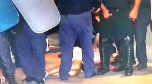Read more about the article Видео показа как полицаи бият с палки протестиращ и стъпват върху главата му (ВИДЕО)