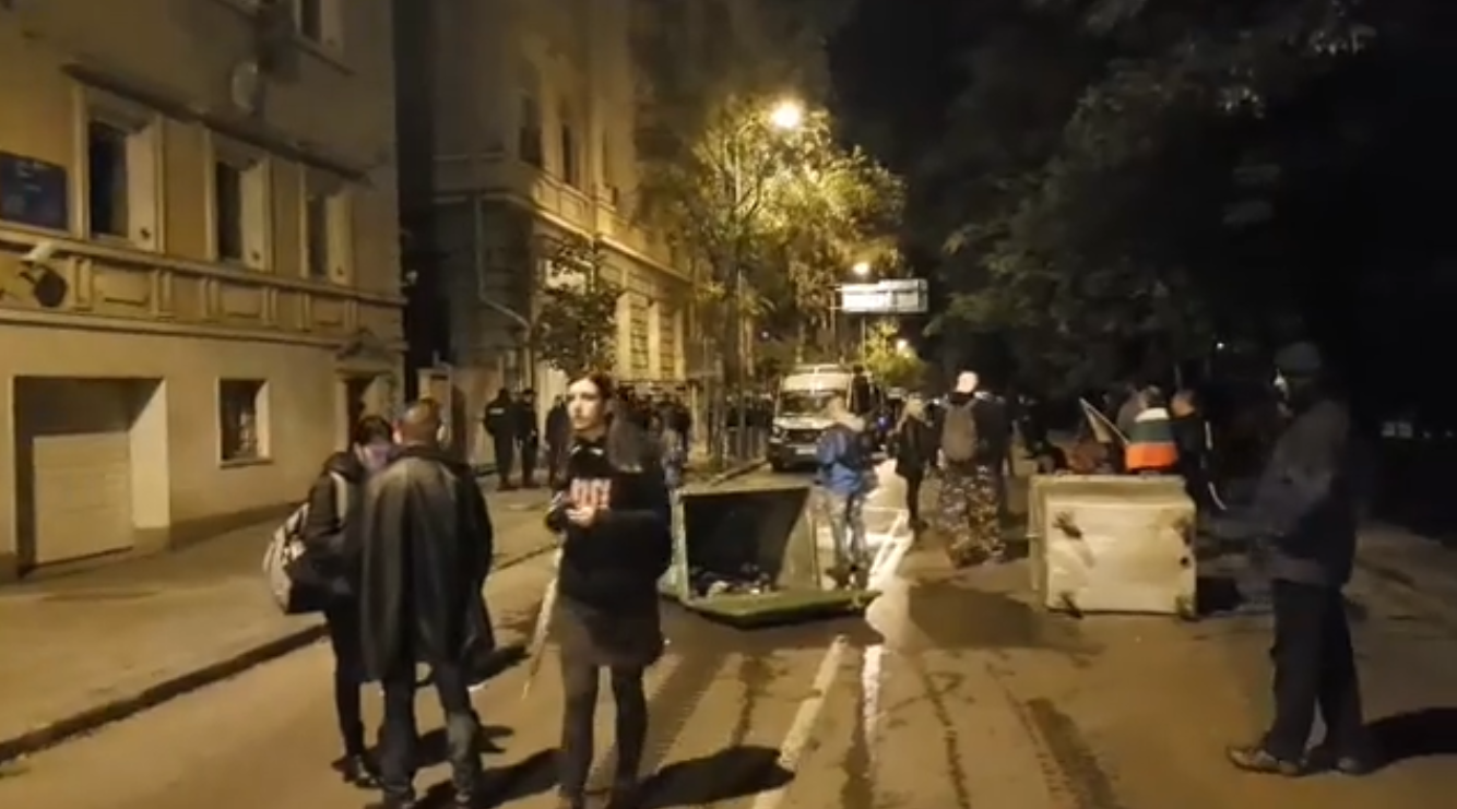 блокираха, БНТ, клони, кофи за боклук, Андрей Новаков, протест