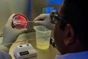 Read more about the article Някои граждани могат да намалят карантината си наполовина след два отрицателни PCR теста