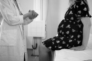 Read more about the article Съпругът на починалата бременна с COVID-19 ще съди лекарите й