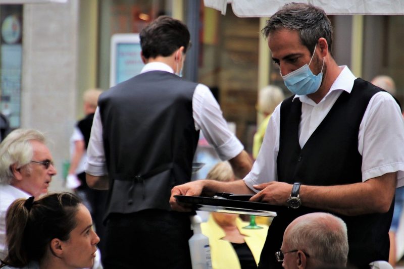 На кафе с SMS: Гърция отваря заведенията при строги мерки