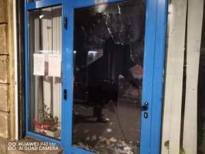 Read more about the article ПРОТЕСТЪТ В СЪБОТА: Изпочупиха прозорците на офис на ГЕРБ, погребаха Народното събрание