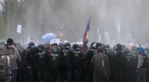 Read more about the article Над 300 арестувани и 77 ранени полицаи на протест в Берлин (ВИДЕО)