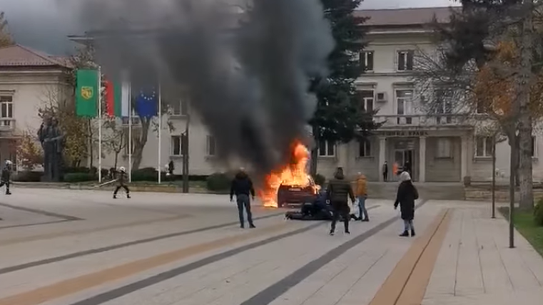 Враца, мъж, подпали, колата, полицаи, бензин, ареста