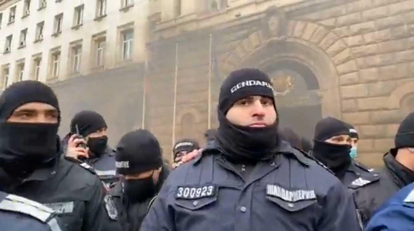 напрежение, протеста, София, жълтите павета, мерки, коронавирус, ограничения, превозвачи, вето, Румен Радев