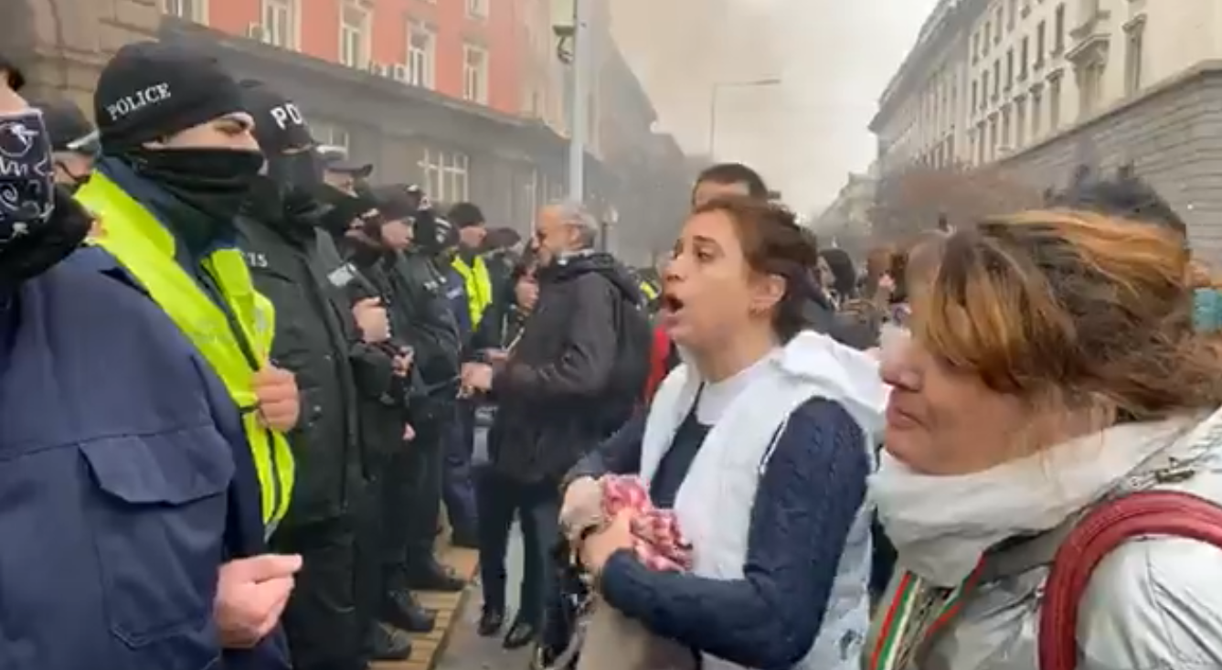 напрежение, протеста, София, жълтите павета, мерки, коронавирус, ограничения, превозвачи, вето, Румен Радев