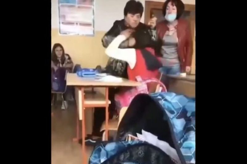 Видео показа как учителка скубе и обижда ученичка, тя се защити: Само й разроших косата