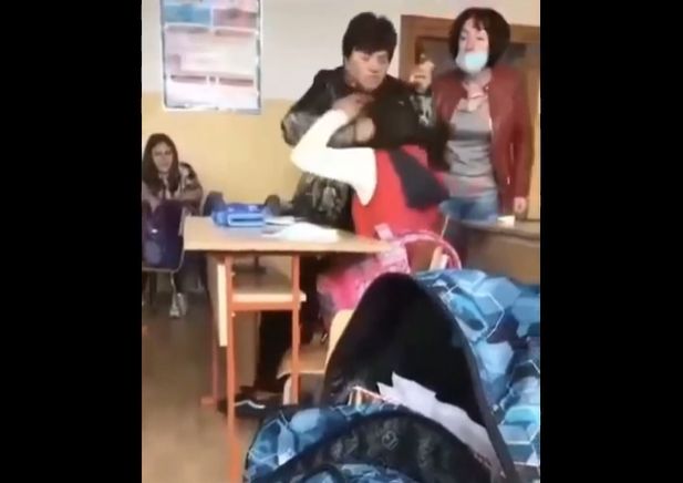 You are currently viewing Видео показа как учителка скубе и обижда ученичка, тя се защити: Само й разроших косата