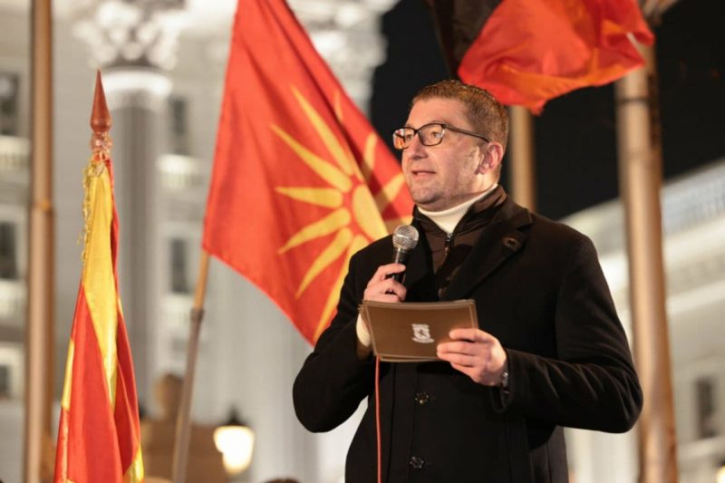 ВМРО-ДПМНЕ: Ако Заев не каже за какво преговаря тайно с България, блокираме правителството