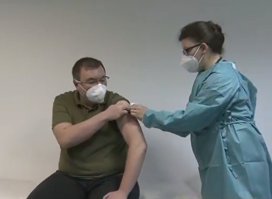 Костадин Ангелов, здравеният министър, ваксинира, баща
