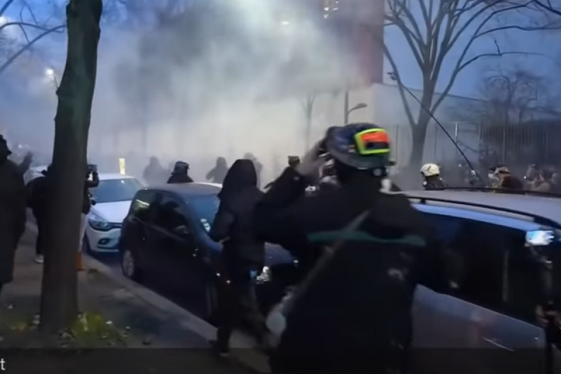 Истиснки бунтове и боеве по улиците на Париж заради новия закон за глобалната сигурност (ВИДЕО)