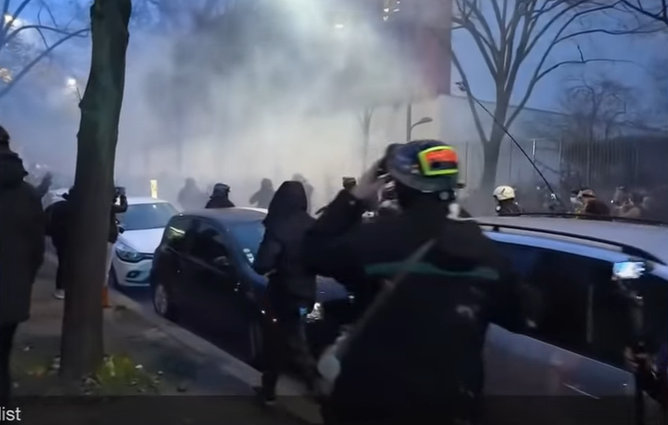 You are currently viewing Истиснки бунтове и боеве по улиците на Париж заради новия закон за глобалната сигурност (ВИДЕО)
