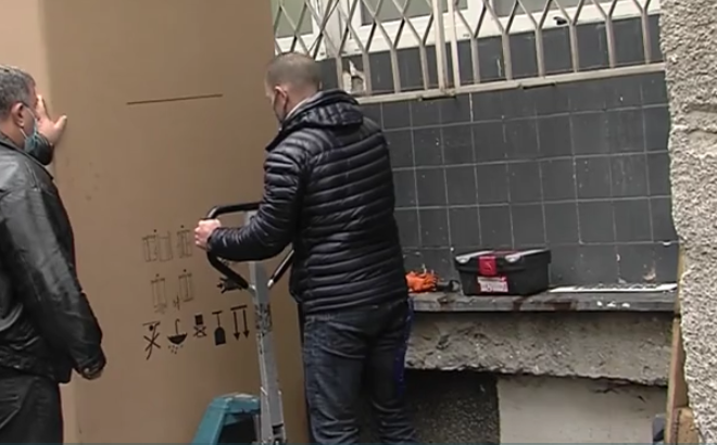 фризерът, ваксини, COVID-19, кашонът