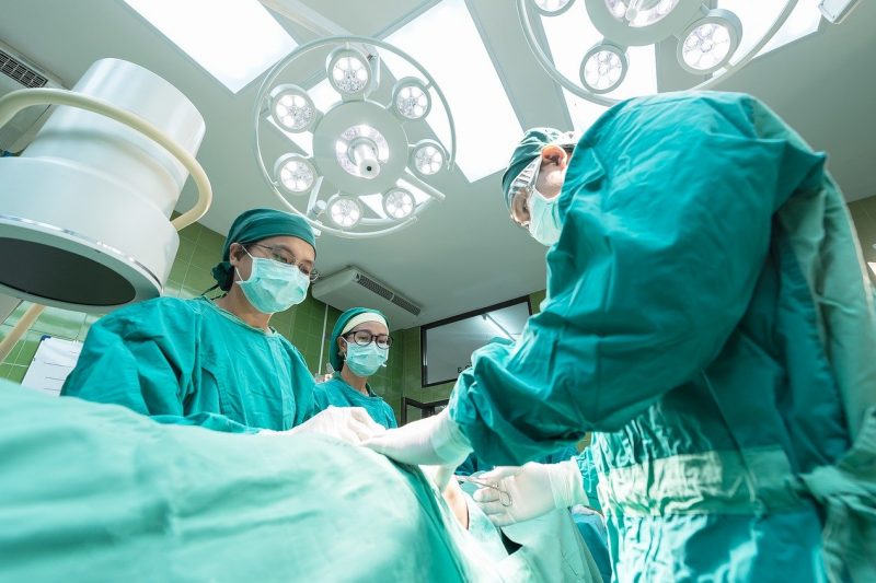 Извадиха 24-килограмов тумор от корема на мъж в Плевен