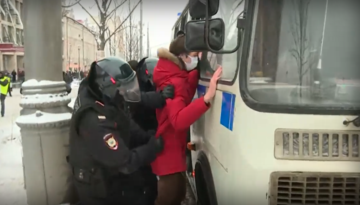 You are currently viewing Бой с палки и масови арести: Насилие на поредния протест за Навални в Русия