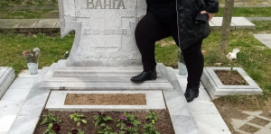 Read more about the article Жена се подигра с гроба на Ванга и се похвали във Фейсбук (СНИМКИ)