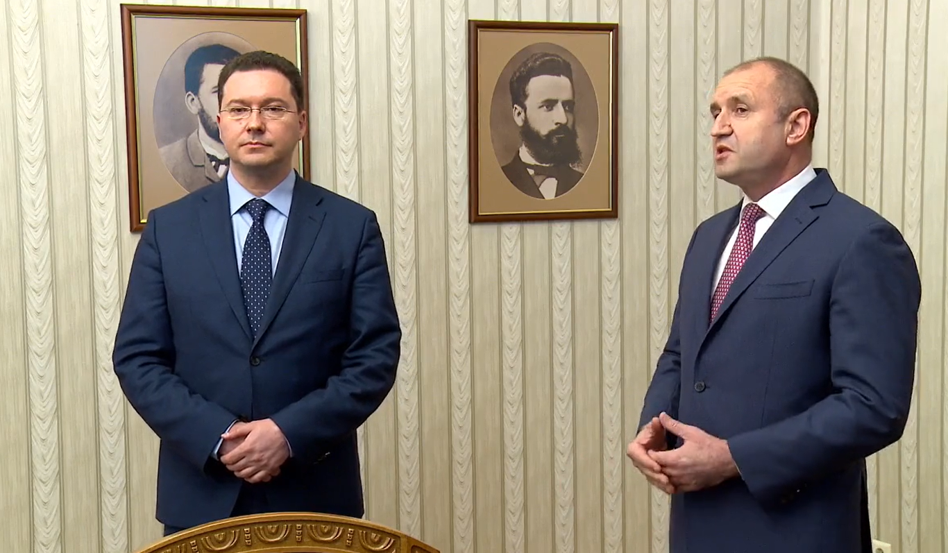 мандата, арогантно, политическа незрялост, надменност, Даниел Митов, Румен Радев