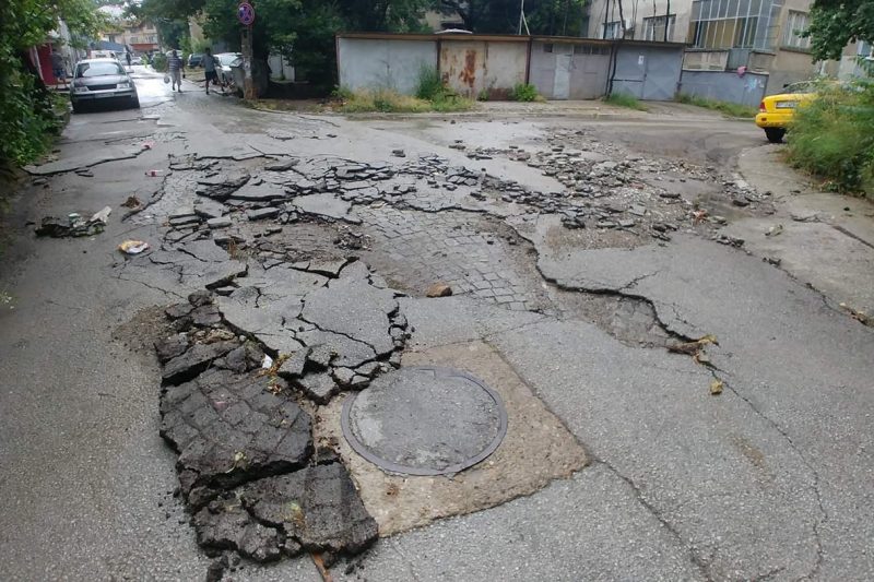 Тежка техника разчиства отнесените от пороя улици в Долна Оряховица, остава бедственото положение в Котел