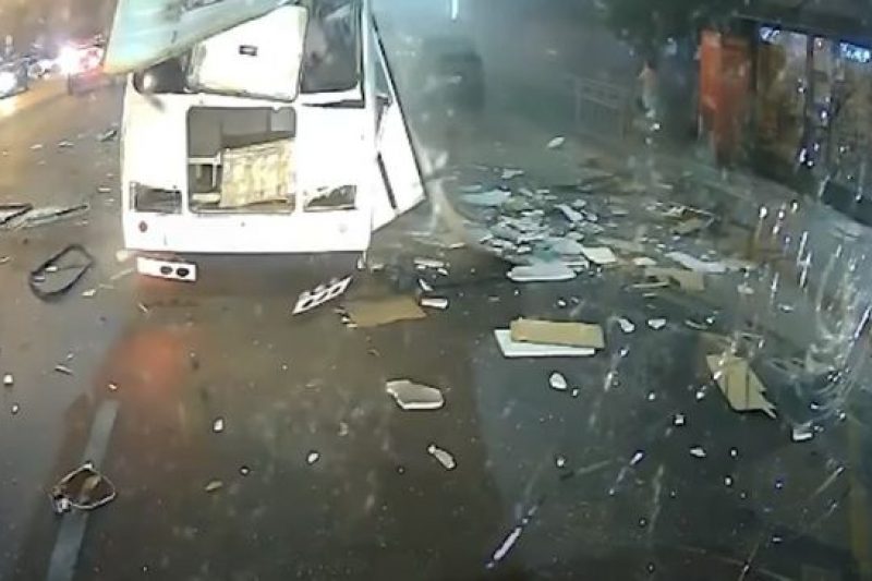 Експлозия на пътнически автобус в Русия взе жертва и рани над 10 пътници (ВИДЕО)