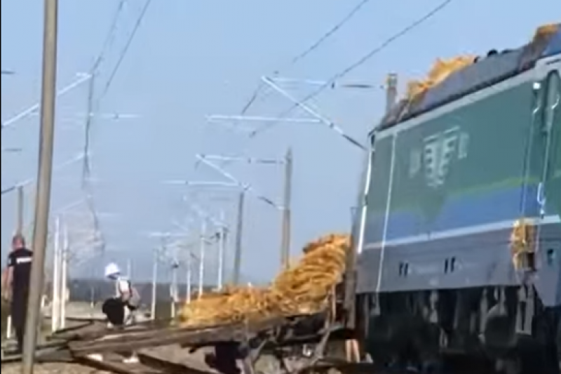 Влак с десетки пътници блъсна товарен камион на жп прелез край Карнобат (ВИДЕО+СНИМКИ)