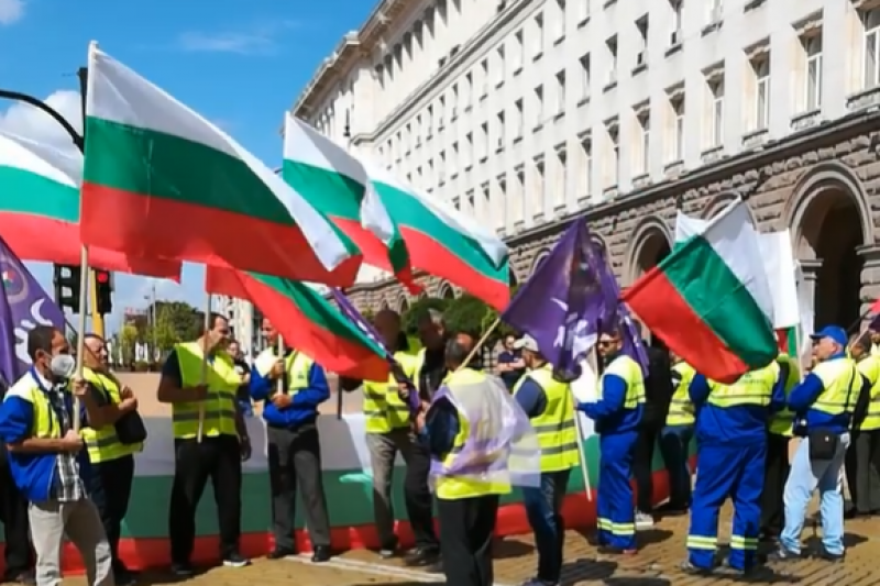 Работници от „Автомагистрали – Черно море“ отново на протест в центъра на София (ВИДЕО)