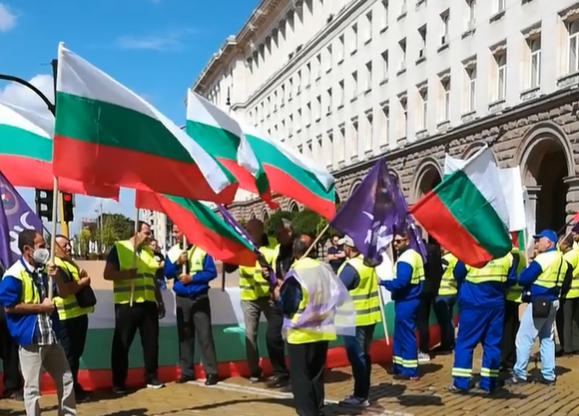 You are currently viewing Работници от „Автомагистрали – Черно море“ отново на протест в центъра на София (ВИДЕО)
