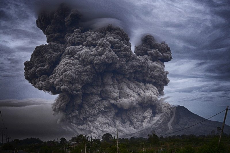 13 жертви и десетки ранени след изригване на вулкан в Индонезия (ВИДЕО)