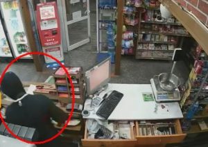 Read more about the article 19-годишен маскиран крадец, прострелял продавачка в магазин, остава без наказание