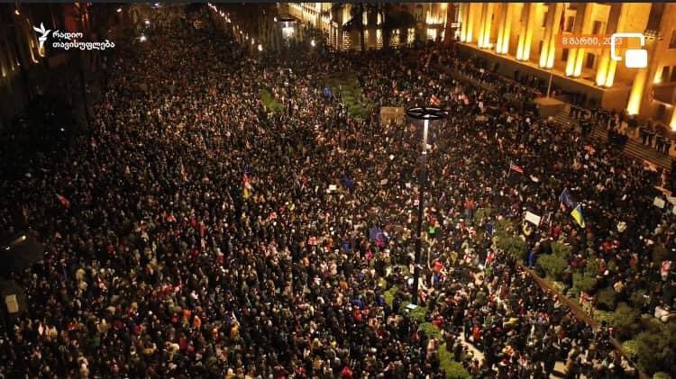 Протестиращи в Тбилиси