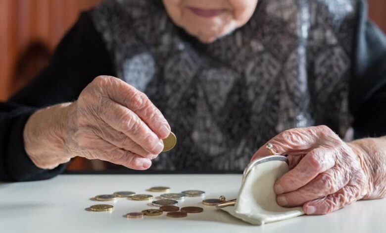 пенсии, пенсионер, стотинки, пенсионер брои стотинки, бедност, спасители
