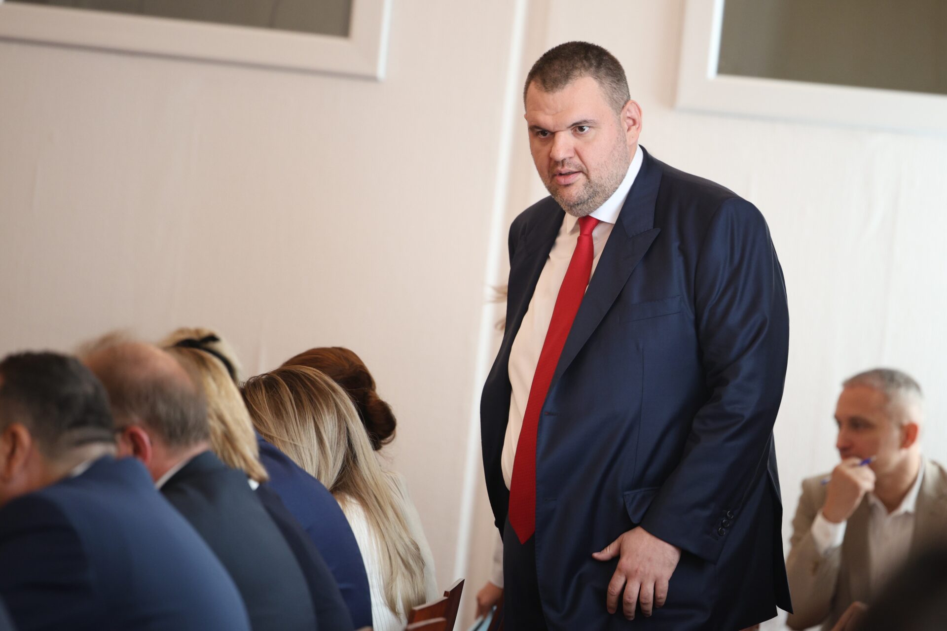Делян Пеевски защити лекарите в "Пирогов" - Bulletin.BG