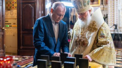 Владимир Путин, патриарх Кирил, кръстове, верижки, инициали, войници, Украйна