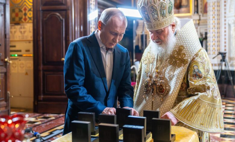 Владимир Путин, патриарх Кирил, кръстове, верижки, инициали, войници, Украйна