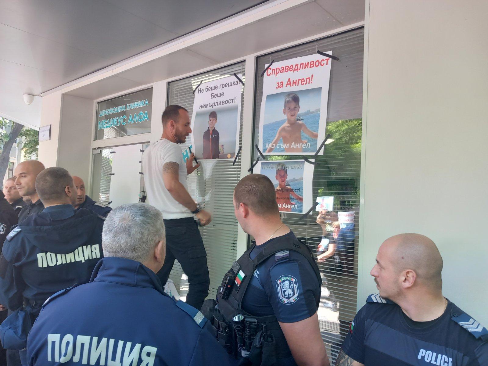 протест, Ангел, стоматологична клиника