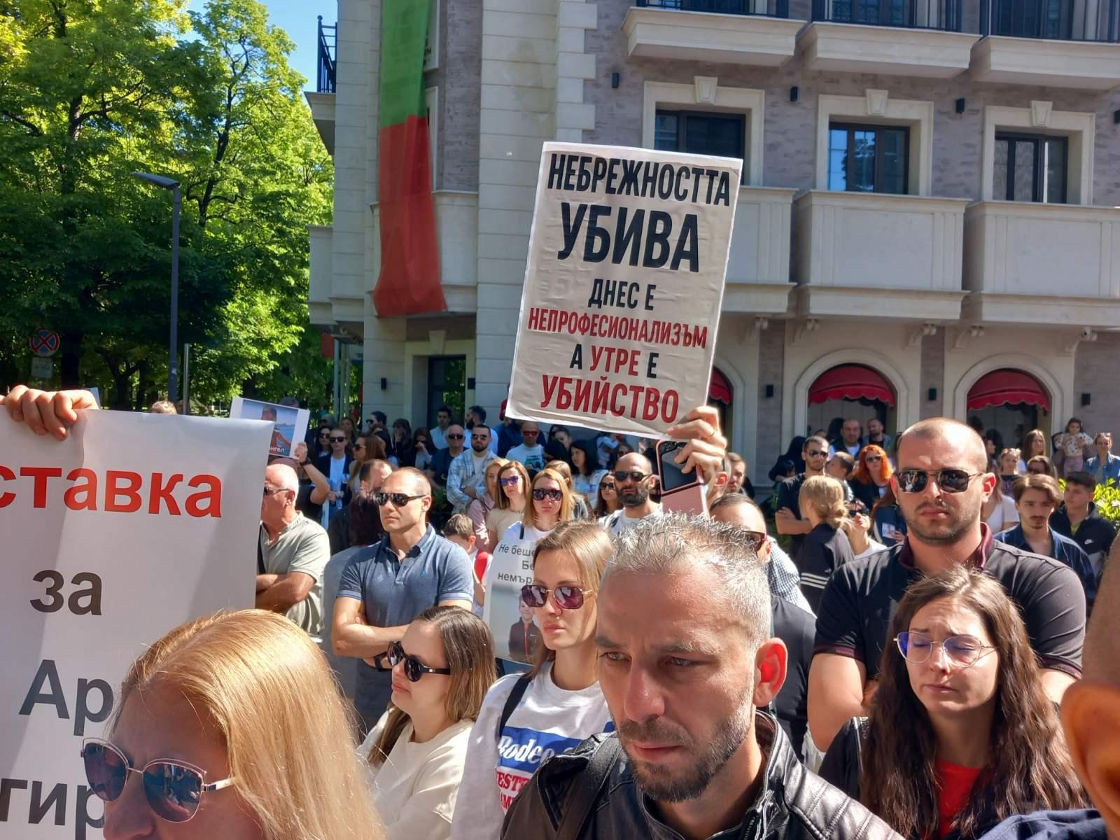 протест, Ангел, стоматологична клиника